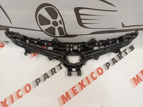 Решітка радіатора комплектація SE Toyota Camry 2018-2020 (53101-06E10), аналог