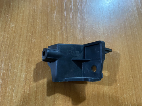 Кріплення переднього бампера ліве Mazda 3 2013-2018 (BHN150152), аналог
