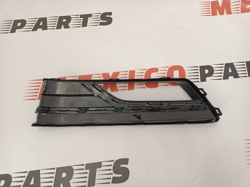 Рамка противотуманной фары чёрная правая Volkswagen Passat B8 2016-2018 (561854662HRYP), аналог