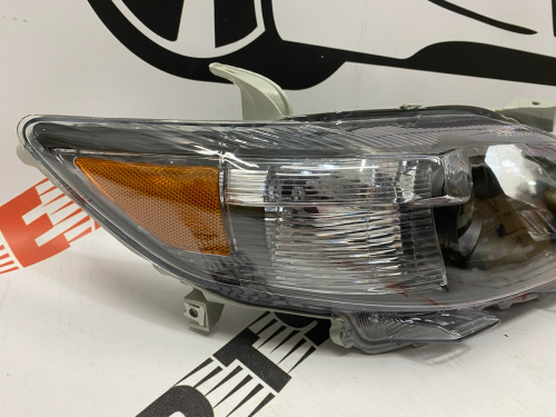 Фара права чорна Toyota Camry 2009-2011, аналог