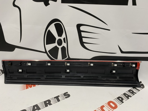 Накладка на двери передняя правая Volkswagen Touareg  2011-2018 (7P6854940MGRU), аналог