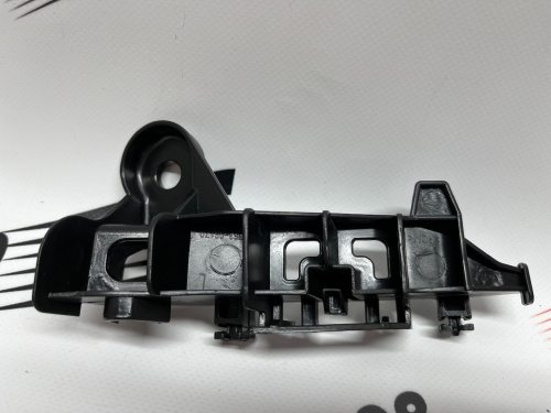 Кріплення заднього бампера ліве мале Toyota Camry 2018-2021 (52563-06080), аналог