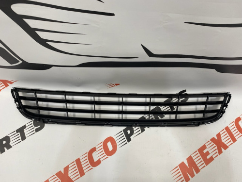 Решетка переднего бампера черная Volkswagen Jetta 2012-2015 (5C68536779B9), аналог