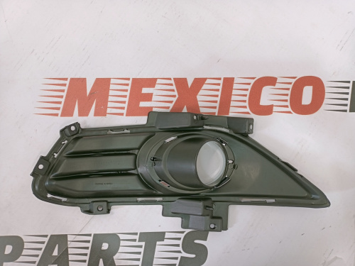 Рамка противотуманной фары глянцевая правая Ford Fusion 2013-2016 (DS7Z-17B814-CB), аналог