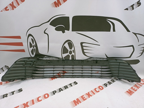 Решітка переднього бампера під парктронік комплектація XLE Toyota Camry 2018-2021 (53102-06580), аналог