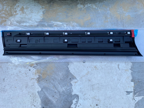 Накладка на передні праві двері R-Line Volkswagen Touareg  2015-2018 (7P6854940G9B9 ), аналог