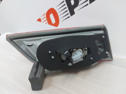 Ліхтар внутрішній (в кришку багажника) правий Toyota Camry 2012-2014 (81590-06380), аналог