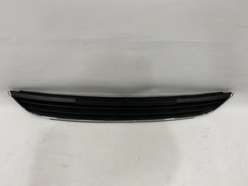 Решетка переднего бампера с подиумом под номер Volkswagen Jetta 2011-2014 (5C68536779B9), аналог
