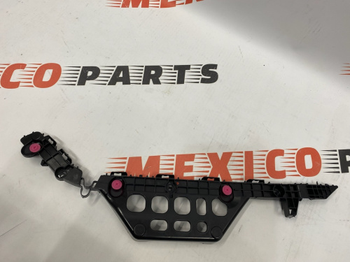 Кріплення заднього бампера праве Toyota Camry 2015-2017 (52575-06140), аналог