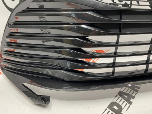 Решітка переднього бампера комплектація LE Toyota Camry 2018-2020 (53102-06100), аналог
