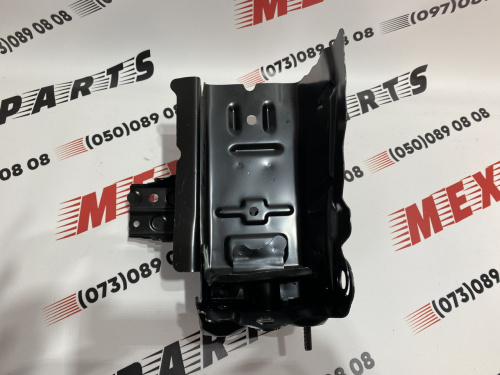 Кріплення переднього лонжерону праве Toyota Camry 2018-2023 (5701306020), аналог