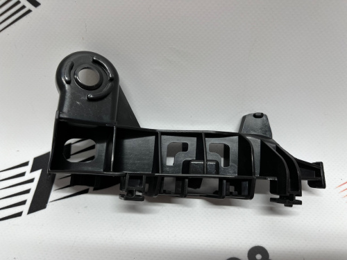Кріплення заднього бампера праве мале Toyota Camry 2018-2021 (52562-06090), аналог