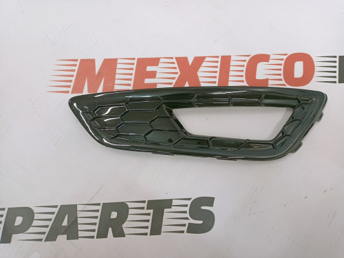 Рамка противотуманной фары (комплект.спорт) правая Ford Focus 2015- 2018 (FM5Z-17B814-BA), аналог