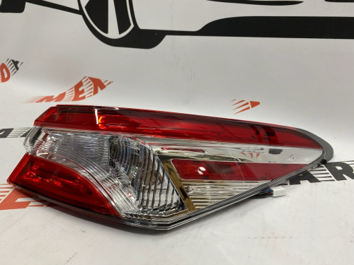 Ліхтар внутрішній (в крило) правий галоген  Toyota Camry 2018-2020 (81550-06720), аналог