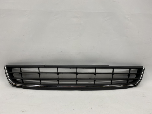 Решетка переднего бампера с подиумом под номер Volkswagen Jetta 2011-2014 (5C68536779B9), аналог