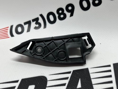 Кріплення переднього бампера ліве верхнє Chevrolet Malibu 2016-2019 (23478387), аналог