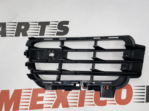 Решётка переднего бампера правая Volkswagen Touareg 2011-2014(7P68546629B9), аналог