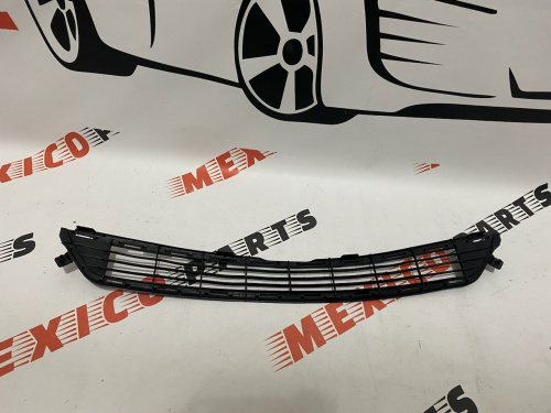 Решітка переднього бампера USA Toyota RAV-4 2013-2015 (53112-0R050), аналог