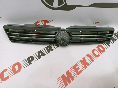 Решетка радиатора Volkswagen Jetta 2012-2015 (5C6853651AZLL), аналог