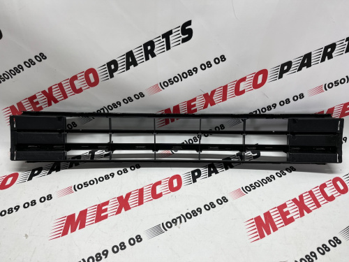 Решётка переднего бампера с одним хромом USA  Volkswagen Passat B8 2016-2018 (561853671HRYP), аналог