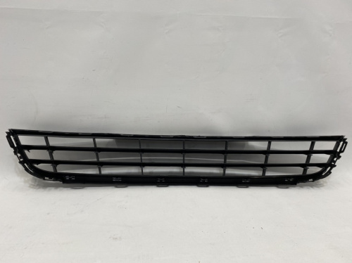 Решетка переднего бампера с подиумом под номер Volkswagen Jetta 2011-2014 (5C68536779B9), аналог