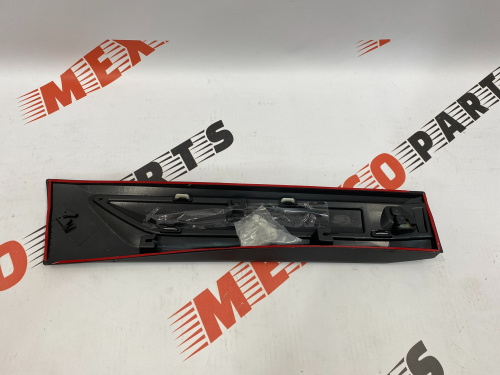 Накладка на задні ліві двері Mitsubishi Outlander 2014-2019 (5757A516), аналог