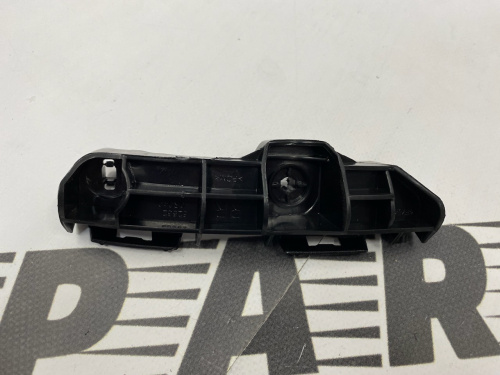 Кріплення заднього бампера праве верхнє Toyota RAV-4 2013-2015 (525620R030), аналог