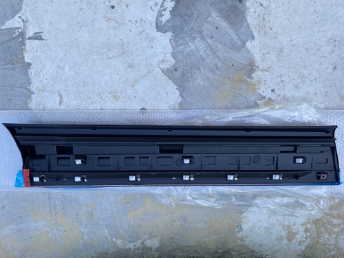 Накладка на двери передняя правая  R-Line Volkswagen Touareg  2015-2018 (7P6854940G9B9 ), аналог