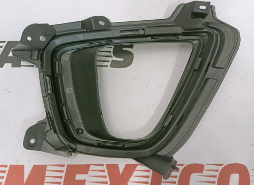 Рамка противотуманной фары правая Kia Sorento 2015-2018 (86526-C5030), аналог