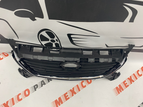 Решітка радіатора з хромом з отворами під парктронік Mazda 3 2016-2018 (BANE50712D), аналог