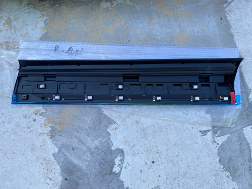 Накладка на двери передняя левая  R-Line Volkswagen Touareg  2015-2018(7P6854939G9B9), аналог