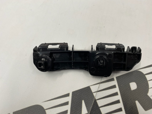 Кріплення заднього бампера праве верхнє Toyota RAV-4 2013-2015 (525620R030), аналог
