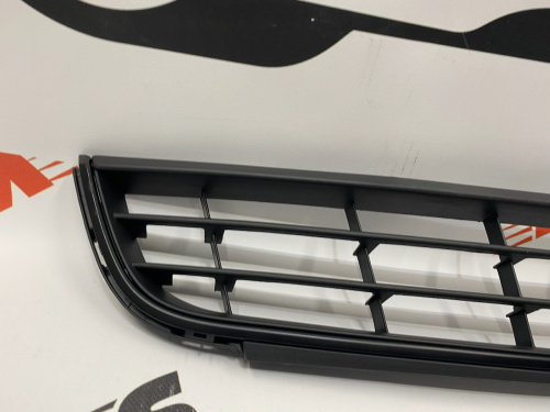 Решетка переднего бампера черная Volkswagen Jetta 2012-2015 (5C68536779B9), аналог