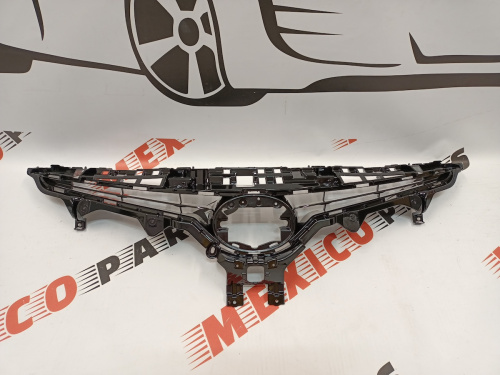 Решітка радіатора комплектація SE Toyota Camry 2018-2020 (53101-06E10), аналог