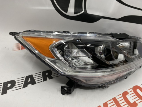 Фара права темна з LED смужкою  Honda Accord 2016-2017 (33100-T2A-A61), аналог