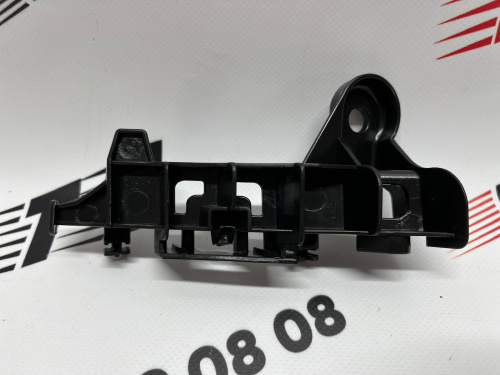 Кріплення заднього бампера праве мале Toyota Camry 2018-2021 (52562-06090), аналог