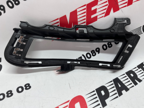 Рамка противотуманной фары правая Volkswagen Golf 7 (5G0853212E9B9), аналог